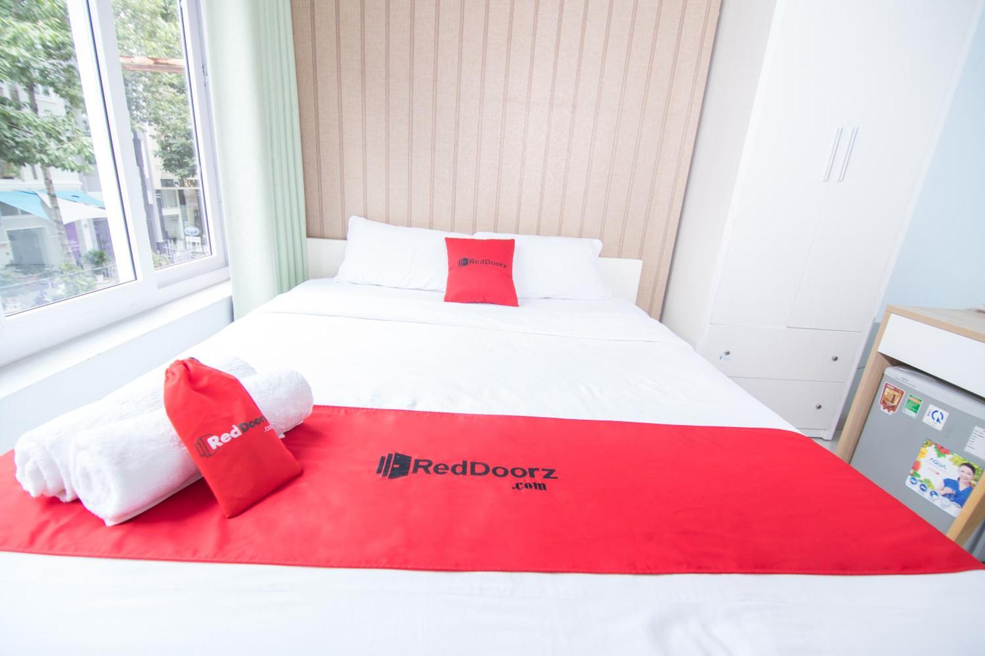 Reddoorz Near Sc Vivocity Mall 2 Хошимин Экстерьер фото